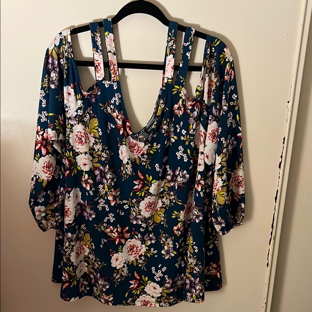 Torrid Green and Cream V-neck 3/4 Sleeve Blouse with Cut Out Relaxed Style